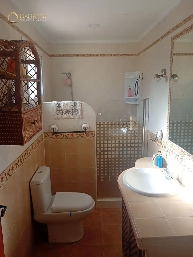 Bany de Casa o xalet en venda en La Rinconada amb Aire condicionat i Piscina