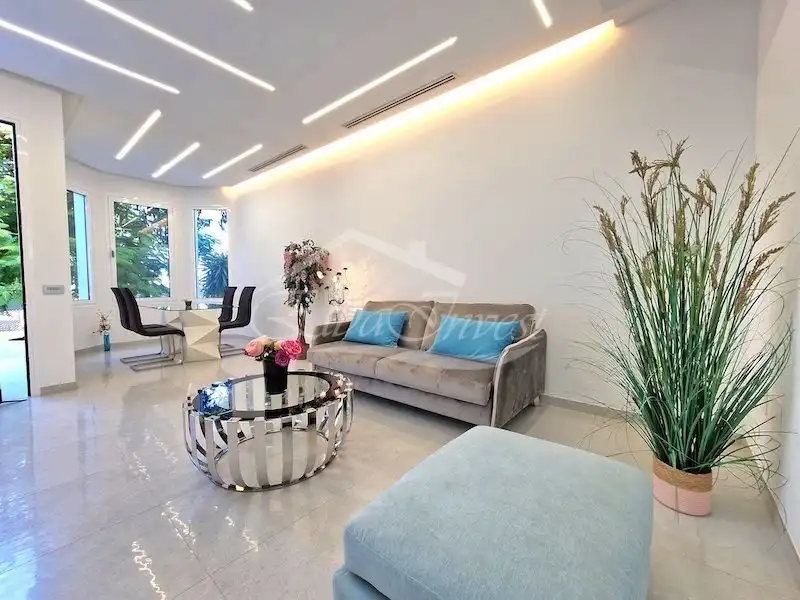 Sala d'estar de Casa adosada en venda en Adeje amb Aire condicionat, Jardí privat i Terrassa