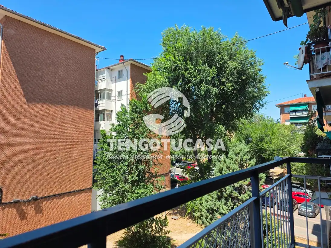 Vista exterior de Piso en venta en Madrid con Calefacción, Parquet y Terraza