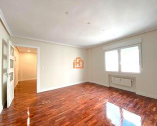 Sala d'estar de Apartament de lloguer en León Capital  amb Calefacció, Parquet i Terrassa