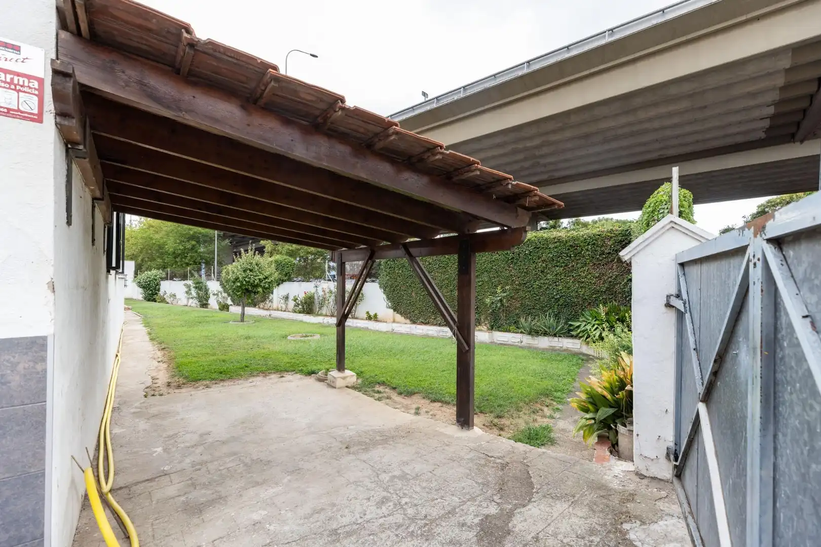 Vista exterior de Casa o xalet en venda en Montcada i Reixac amb Aire condicionat, Calefacció i Jardí privat