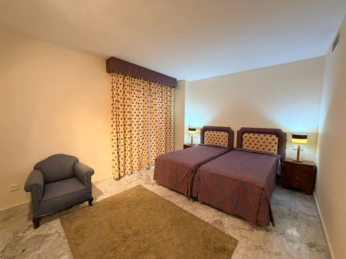 Bedroom of Flat for rent in Marbella  with Air Conditioner, Terrace and Storage room