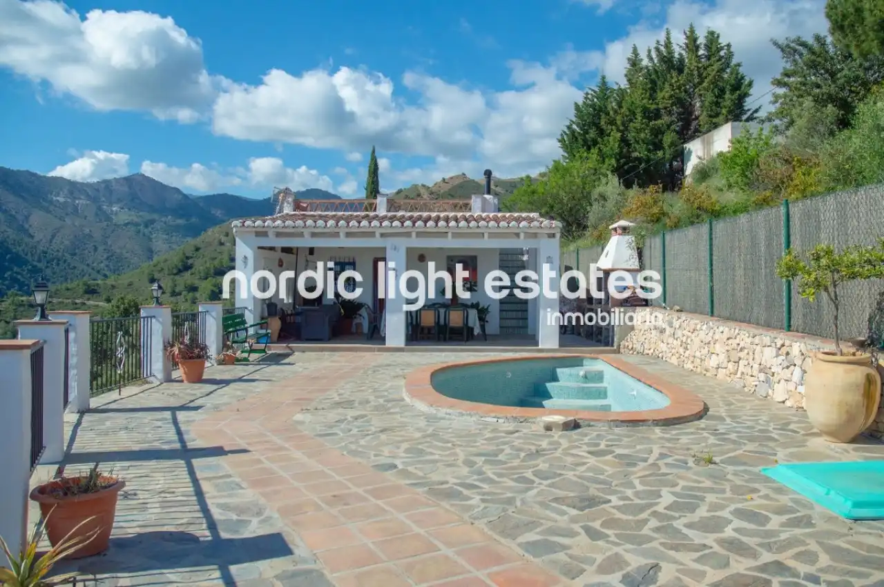 Vista exterior de Casa o chalet en venta en Frigiliana con Terraza, Piscina y Amueblado