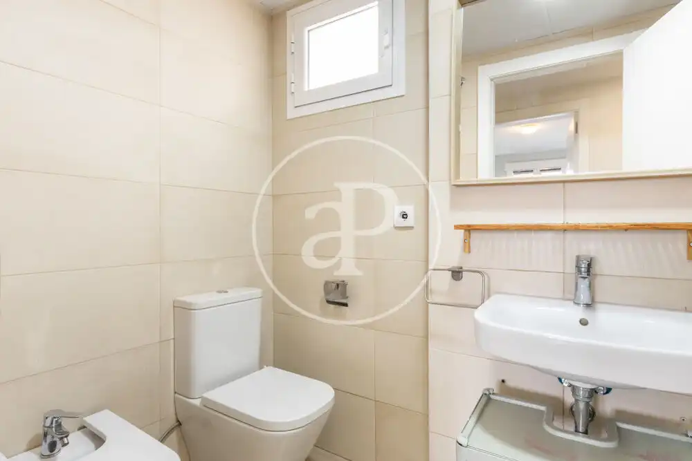 Badezimmer von Dachboden zum Verkauf in Valencia mit Klimaanlage, Heizung und Privatgarten