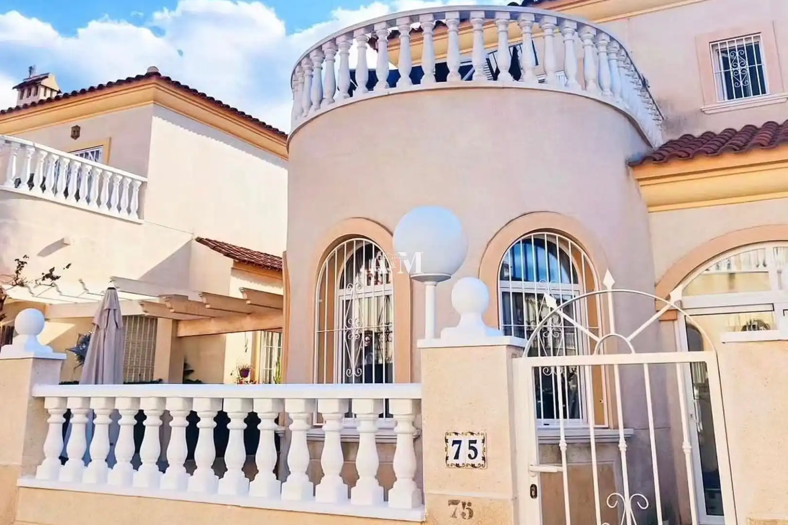 Vista exterior de Casa adosada de alquiler en Torrevieja con Aire acondicionado, Jardín privado y Terraza