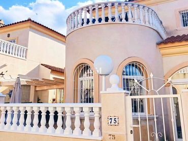 Maison mitoyenne avec balcon à louer à Nueva Torrevieja - Aguas Nuevas