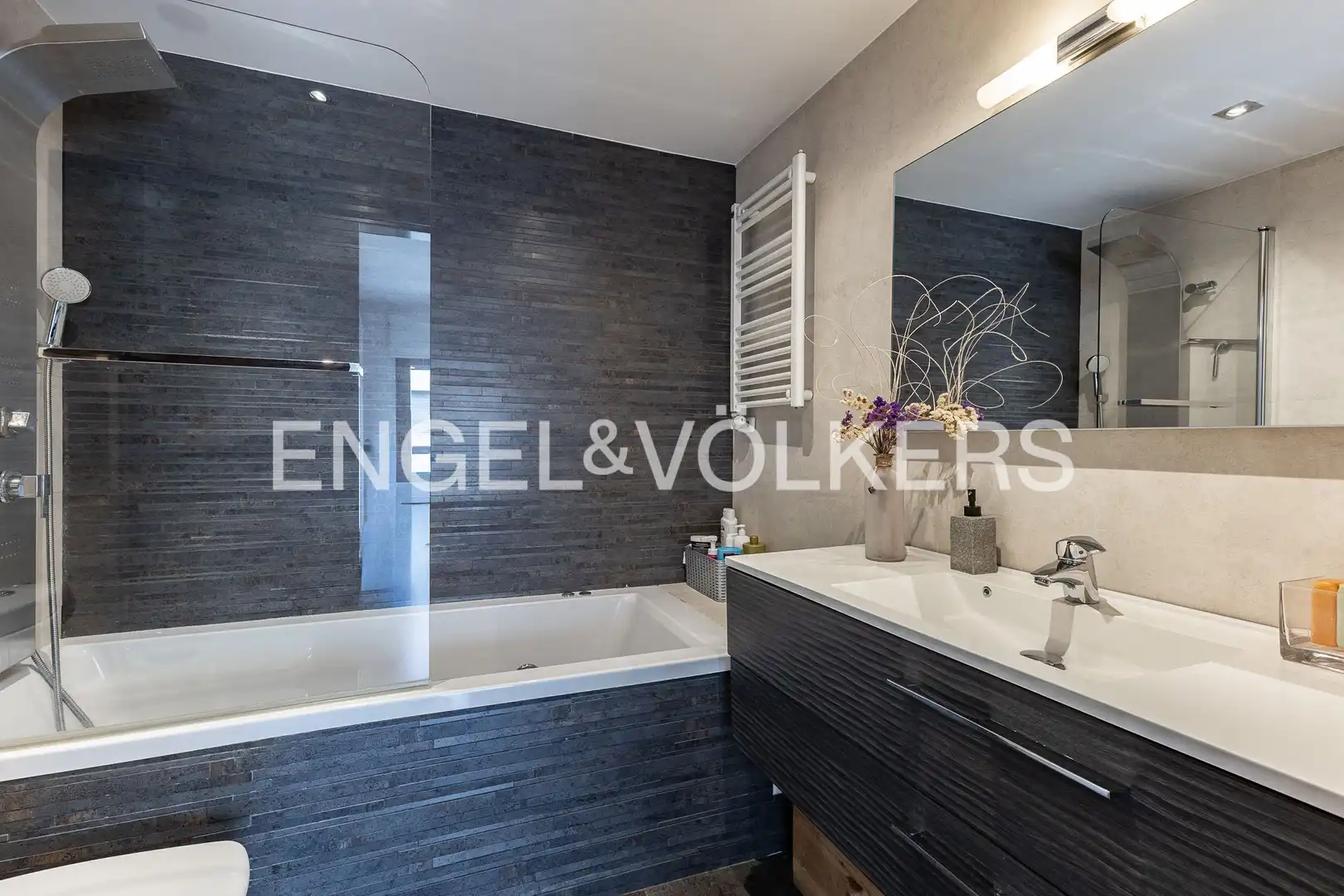Baño de Casa adosada en venta en Barcelona con Aire acondicionado, Calefacción y Jardín privado