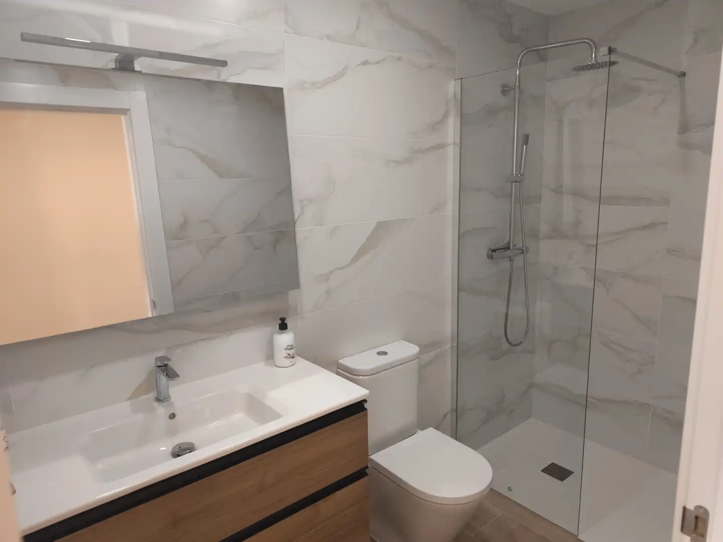 Baño de Apartamento de alquiler en Gijón  con Calefacción, Parquet y Trastero