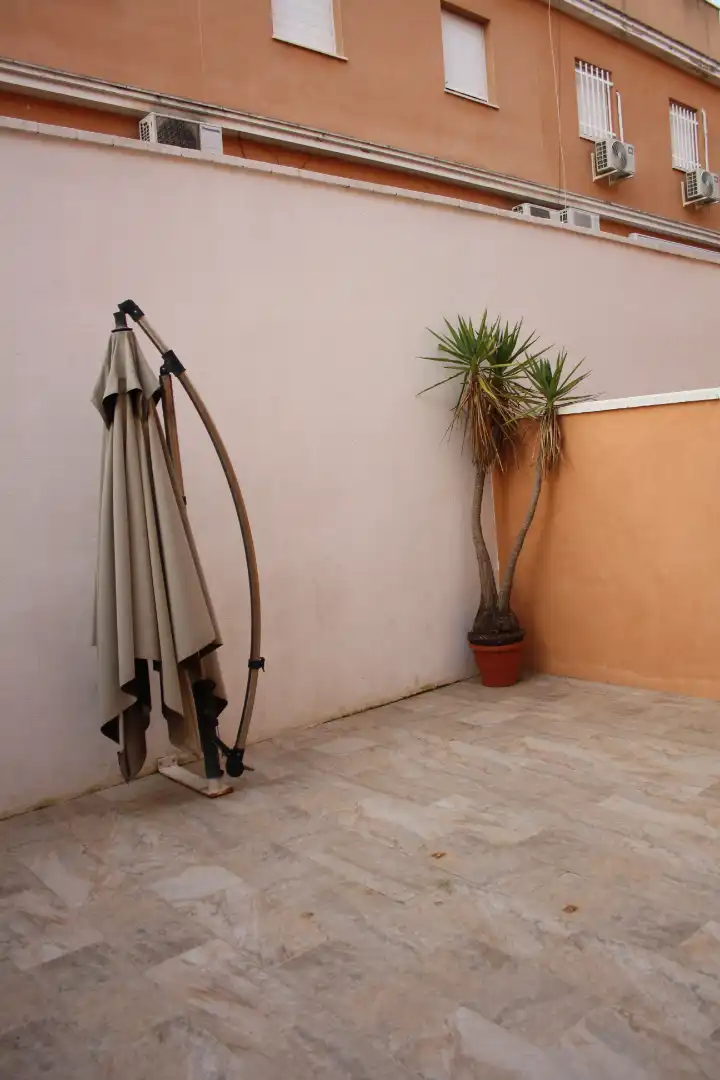 Terrasse von Einfamilien-Reihenhaus zum Verkauf in Montequinto mit Klimaanlage, Heizung und Terrasse