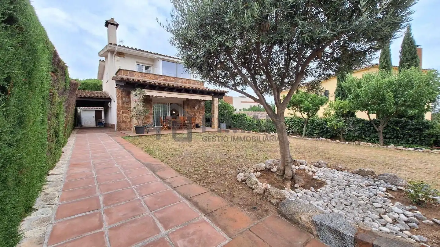 Vista exterior de Casa o chalet en venta en Vilassar de Dalt con Aire acondicionado, Calefacción y Jardín privado