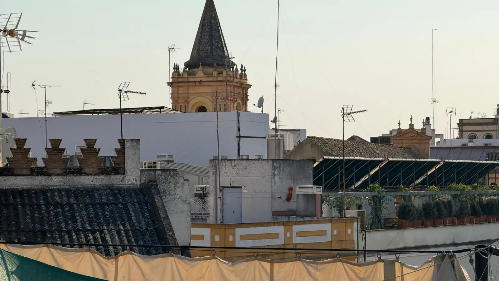 Vista exterior de Pis en venda en Sevilla amb Aire condicionat, Forn i Balcó