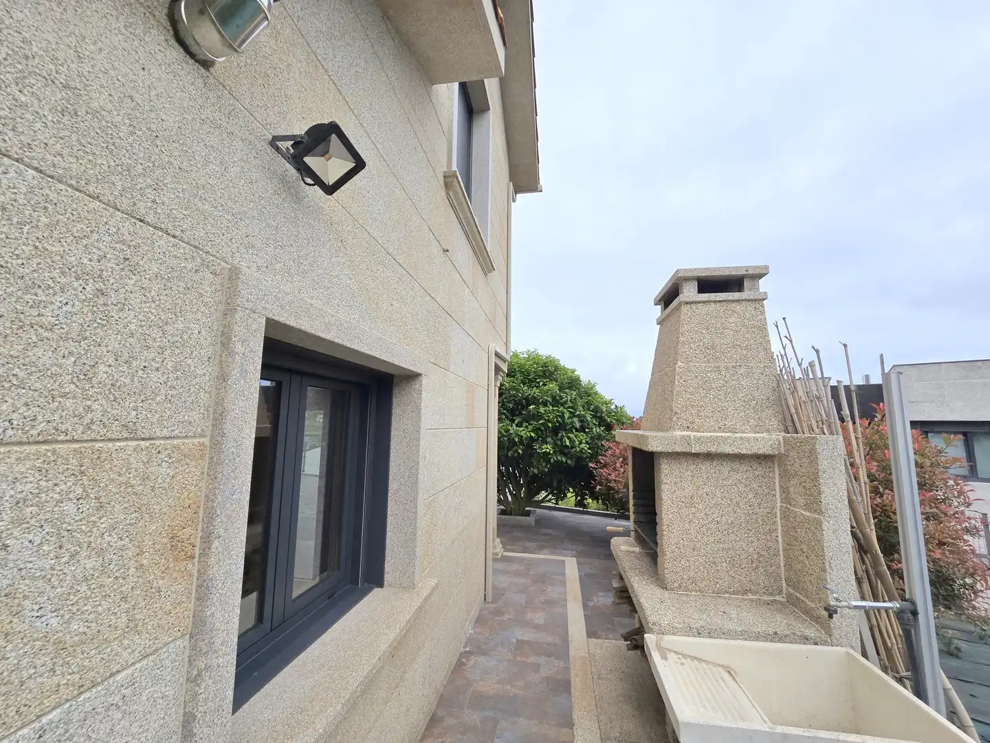 Vista exterior de Casa o xalet en venda en Vigo  amb Calefacció, Jardí privat i Terrassa