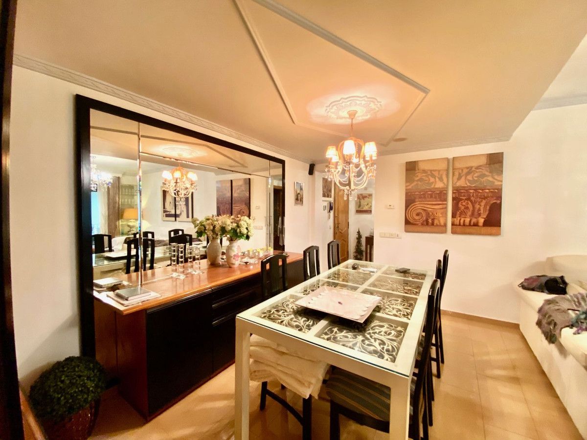 Menjador de Apartament en venda en Marbella amb Aire condicionat, Terrassa i Piscina comunitària