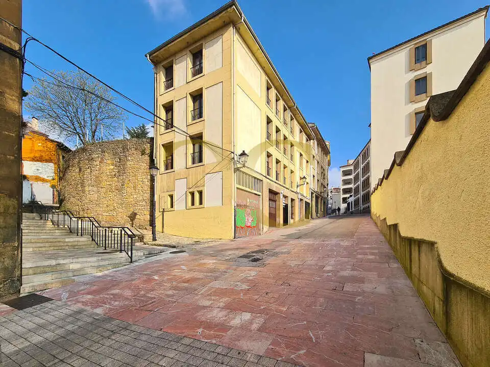 Vista exterior de Piso en venta en Oviedo  con Calefacción, Trastero y Amueblado