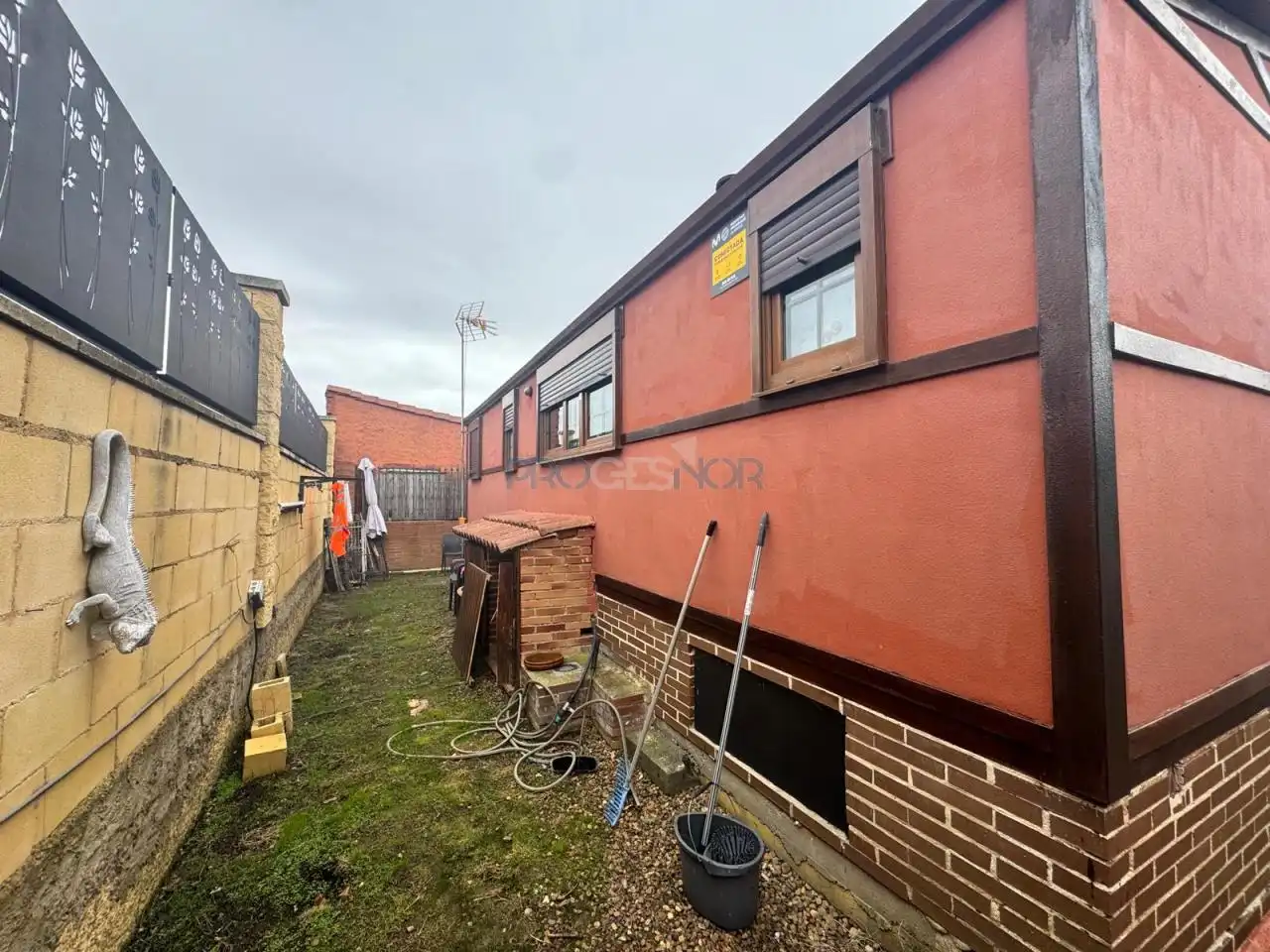Vista exterior de Casa o chalet en venta en Onzonilla con Calefacción y Jardín privado