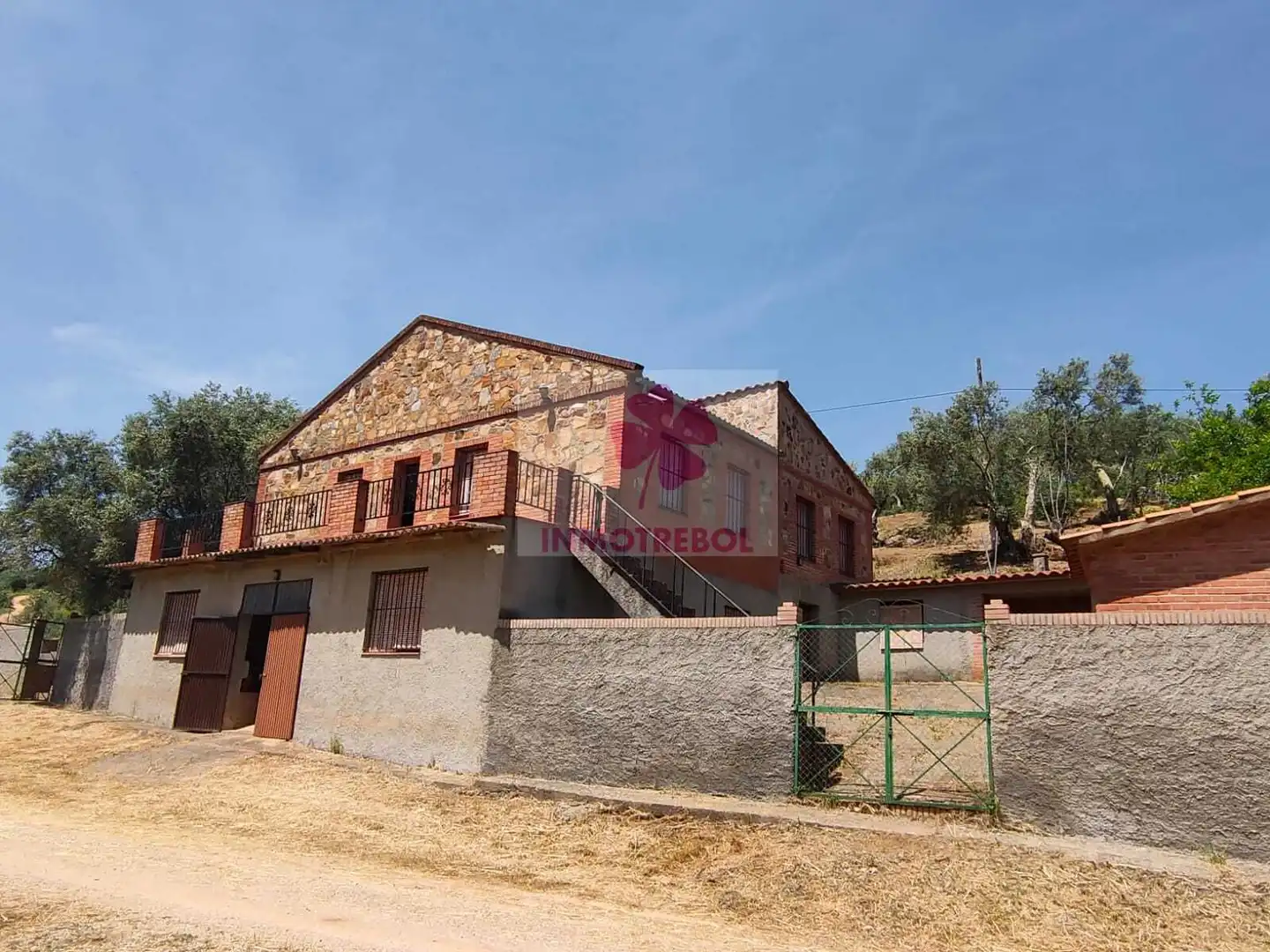 Vista exterior de Casa o xalet en venda en Alanís amb Jardí privat, Terrassa i Traster