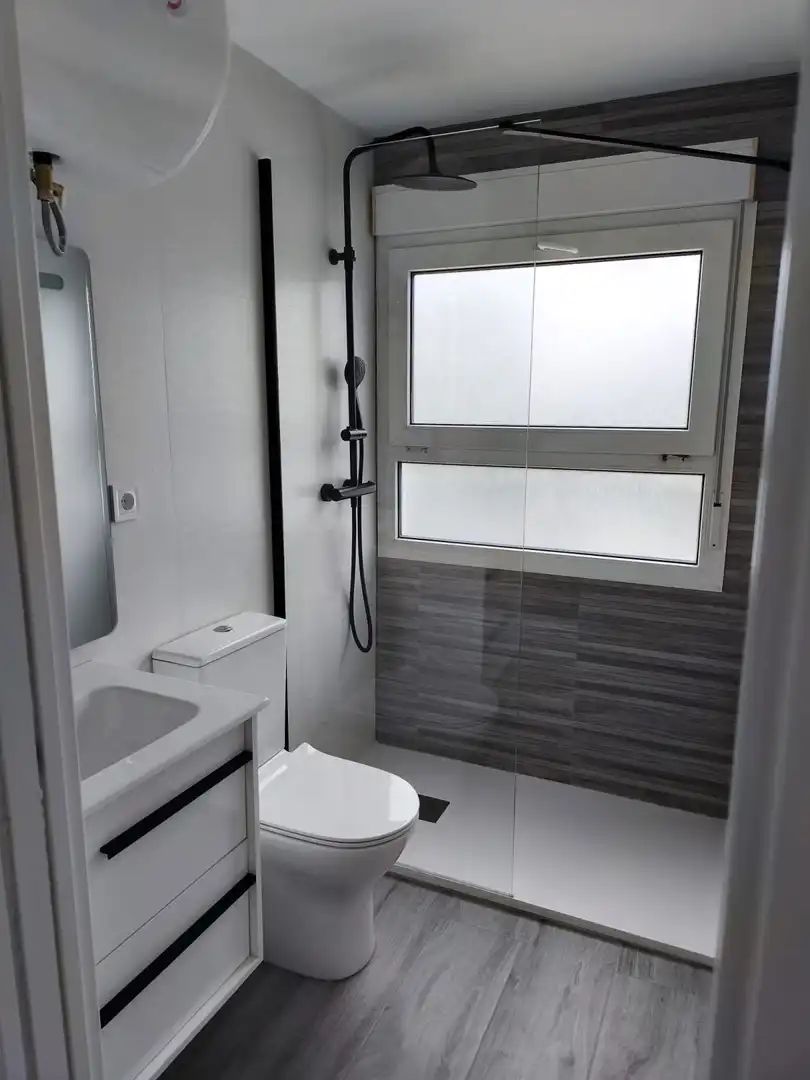 Bathroom of Flat for share in Villaviciosa de Odón  with Air Conditioner, Heating and Furnished