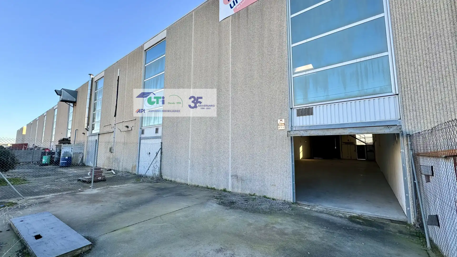 Vista exterior de Nave industrial de alquiler en Pinseque