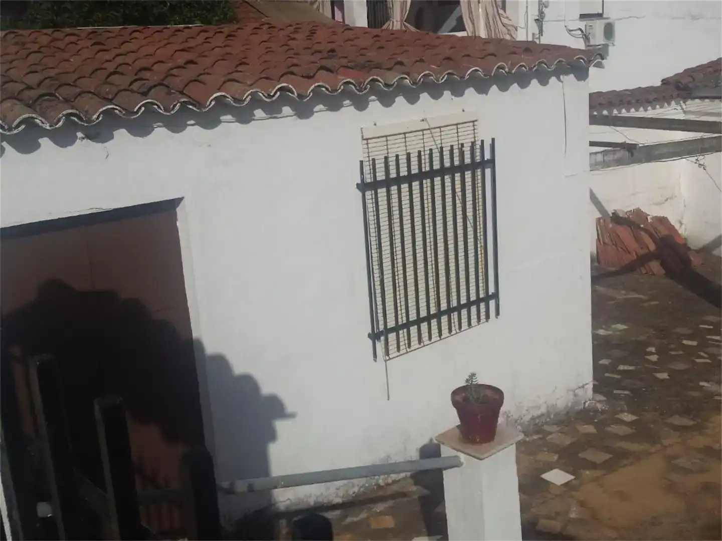 Vista exterior de Casa adosada en venta en Santa Bárbara de Casa, Huelva