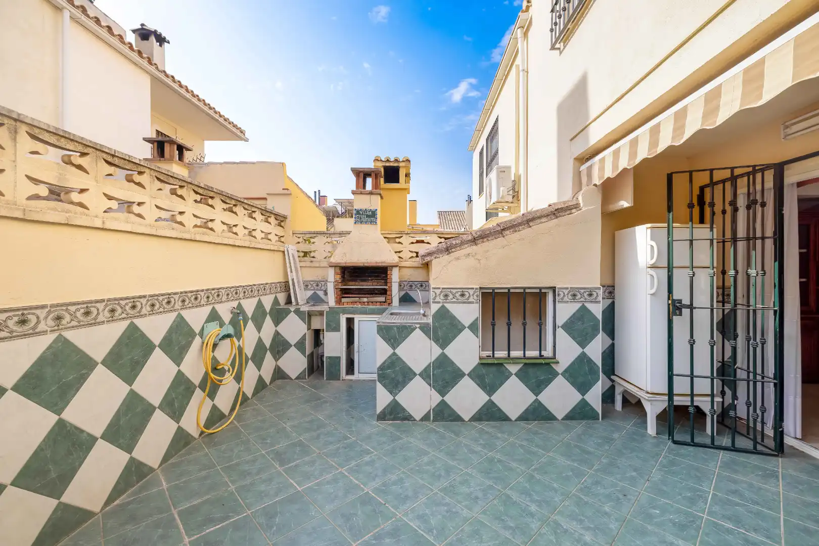 Vista exterior de Casa adosada en venda en Marbella amb Terrassa i Traster