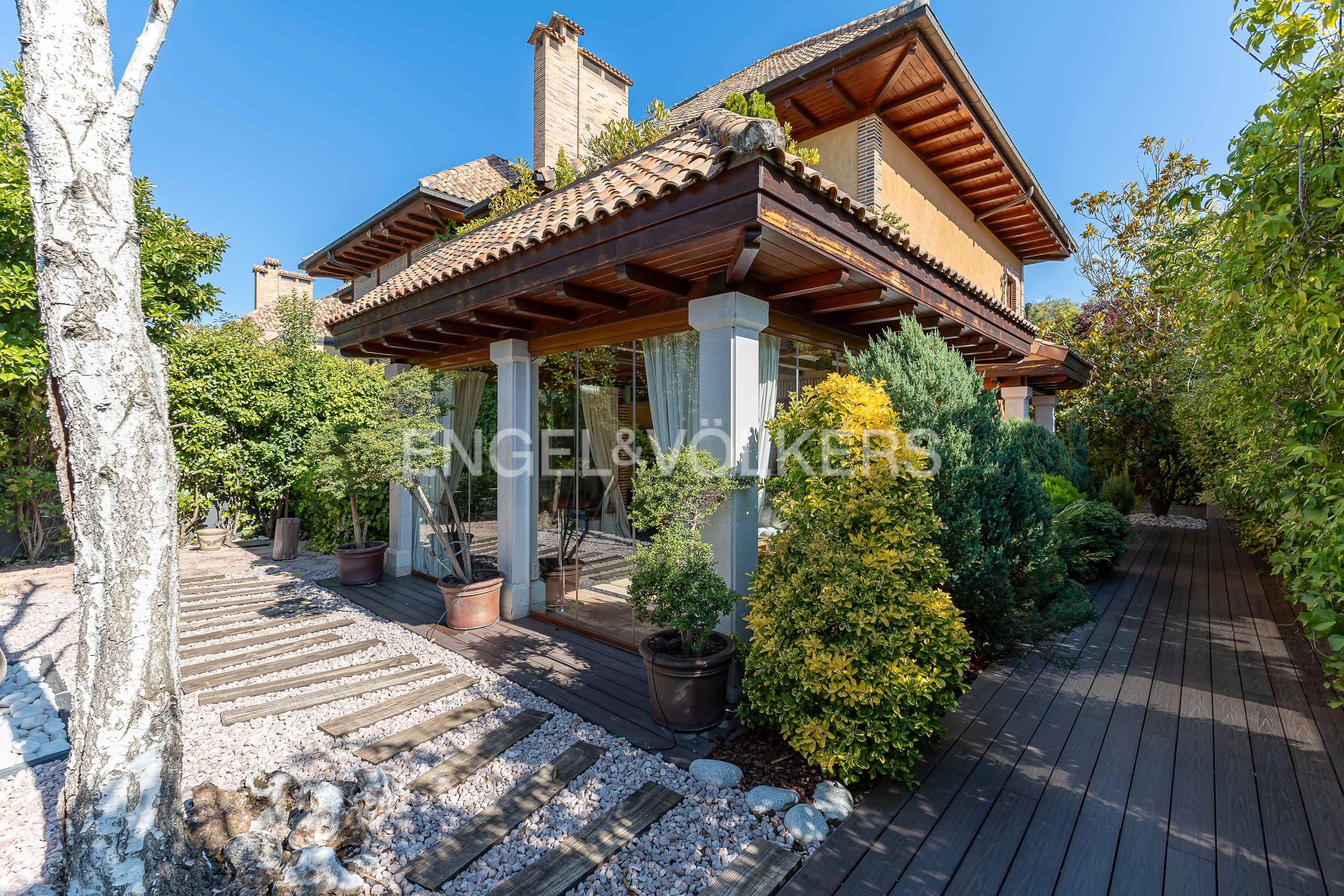 Vista exterior de Casa o xalet de lloguer en La Moraleja amb Aire condicionat, Calefacció i Jardí privat