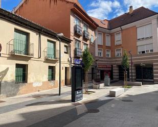 Vista exterior de Casa o xalet en venda en Alcalá de Henares amb Jardí privat i Alarma