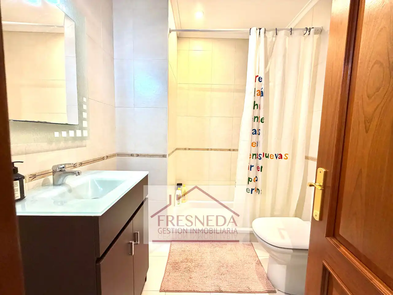 Bany de Casa adosada en venda en Siero amb Calefacció, Jardí privat i Parquet