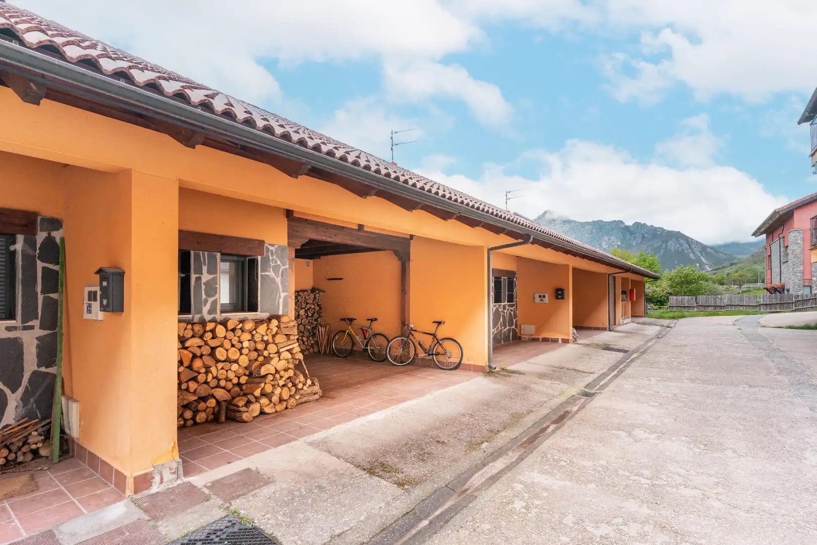 Vista exterior de Casa adosada en venda en Puebla de Lillo amb Calefacció, Jardí privat i Terrassa
