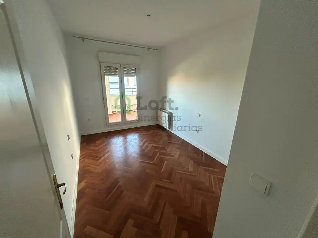Schlafzimmer von Dachboden zur Miete in Badajoz mit Klimaanlage, Privatgarten und Terrasse