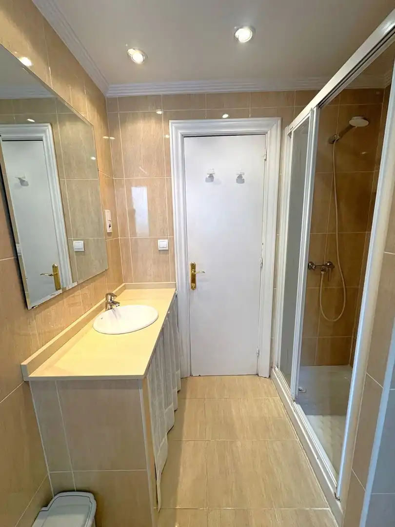 Badezimmer von Wohnung zur Miete in Oviedo  mit Heizung