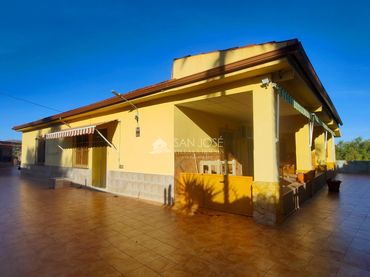 Villa con piscina in vendita a Pedanías Este