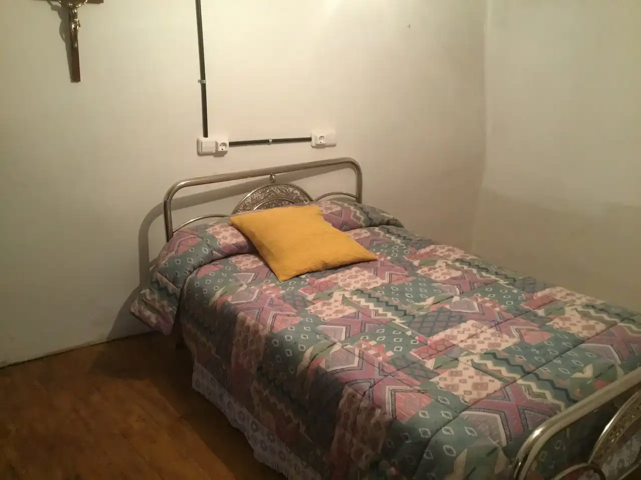 Dormitori de Casa adosada en venda en Villamayor de los Montes amb Calefacció, Parquet i Moblat