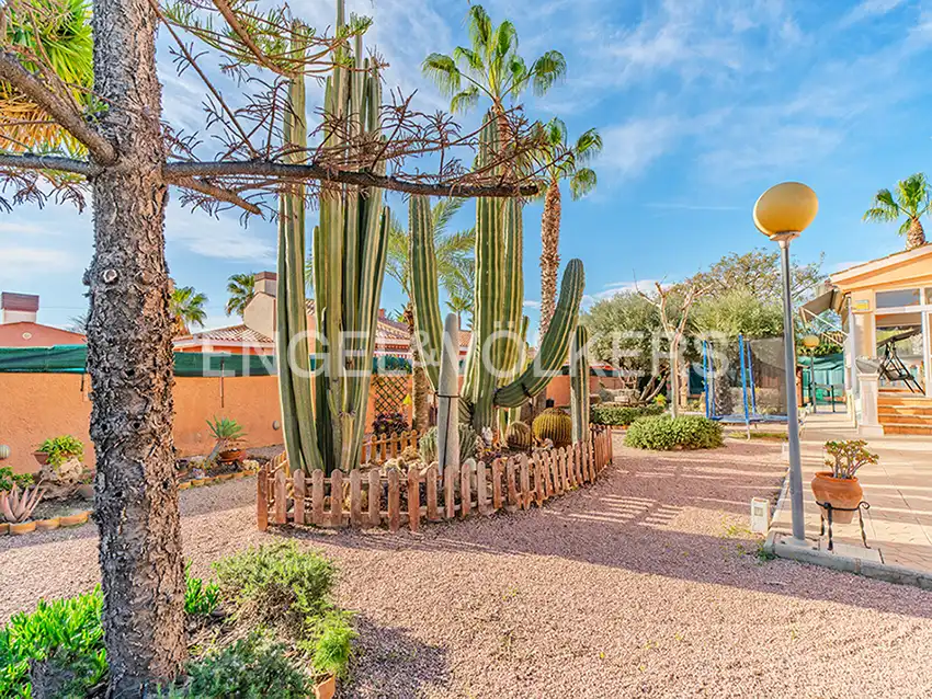 Exterior view of Houses for sale in San Vicente del Raspeig / Sant Vicent del Raspeig  with Air Conditioner, Heating and Private garden