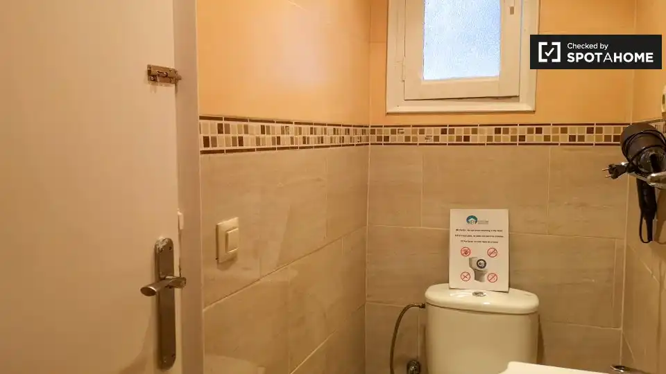 Bathroom of Flat for rent in L'Hospitalet de Llobregat  with Air Conditioner, Heating and Furnished