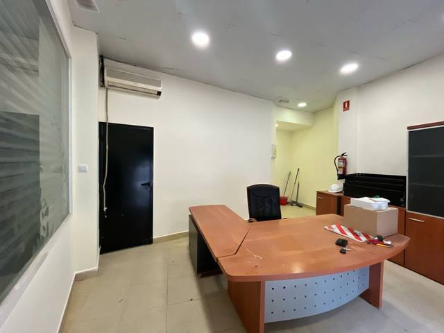 Local comercial en Alquiler en Calle Castro de Oro en Opañel