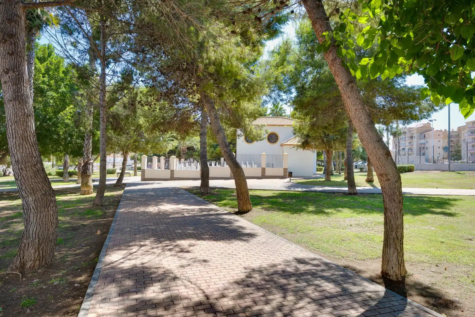 Vista exterior de Casa o xalet en venda en Torrevieja amb Aire condicionat, Jardí privat i Terrassa