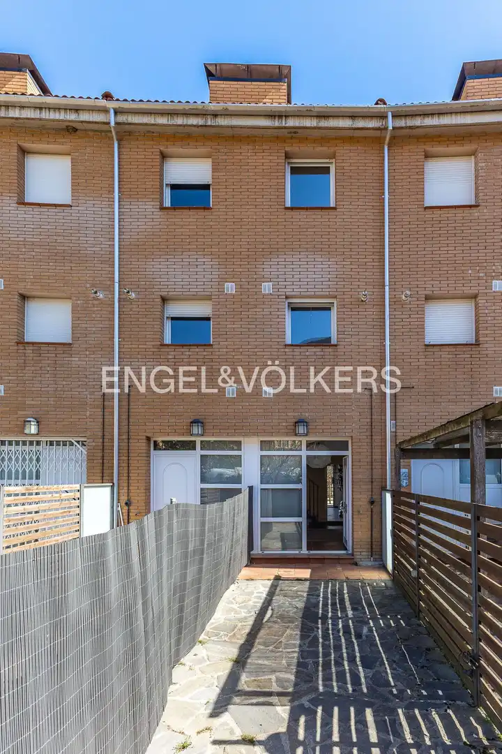 Vista exterior de Casa adosada en venda en Guardiola de Berguedà amb Calefacció, Jardí privat i Balcó