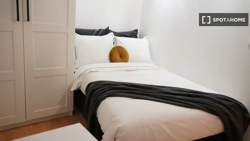 Bedroom of Flat for share in Madrid  with Air Conditioner, Heating and Furnished