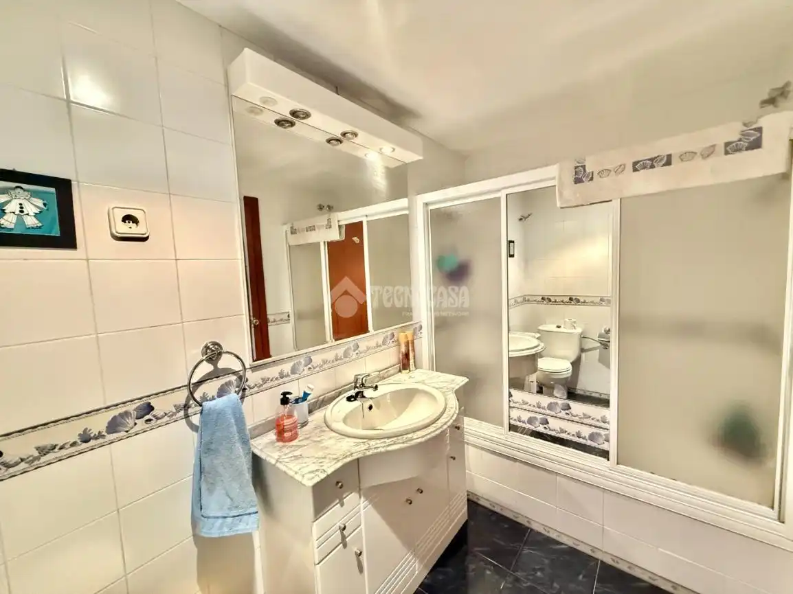 Bathroom of Flat for sale in Madrid  with Air Conditioner, Heating and Terrace