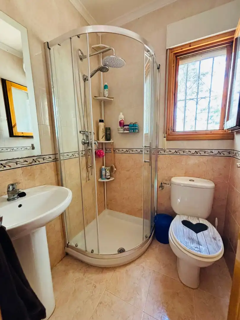 Badezimmer von Erdgeschoss zum Verkauf in Dénia mit Klimaanlage, Heizung und Terrasse