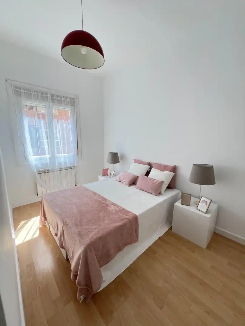 Dormitori de Apartament de lloguer en Madrid amb Aire condicionat i Calefacció