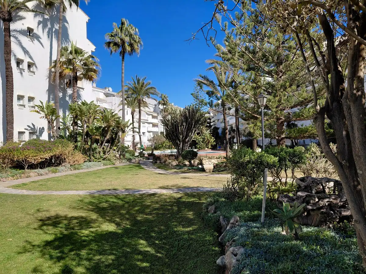 Jardín de Ático en venta en Marbella con Terraza, Trastero y Piscina