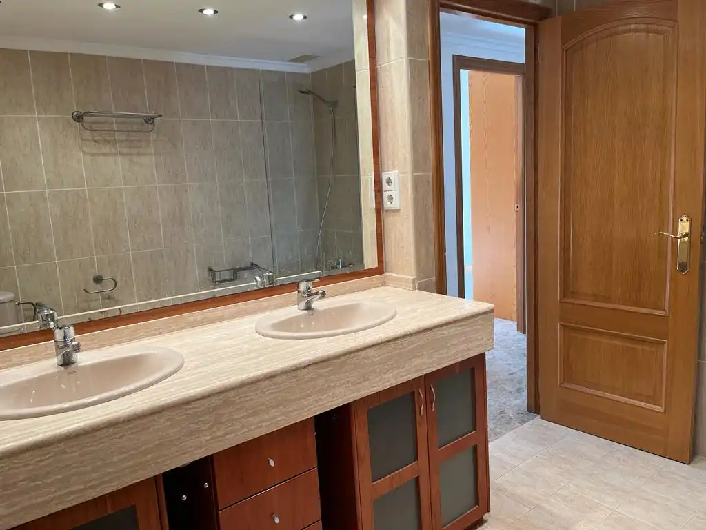 Badezimmer von Maisonette zum Verkauf in Benicalap
