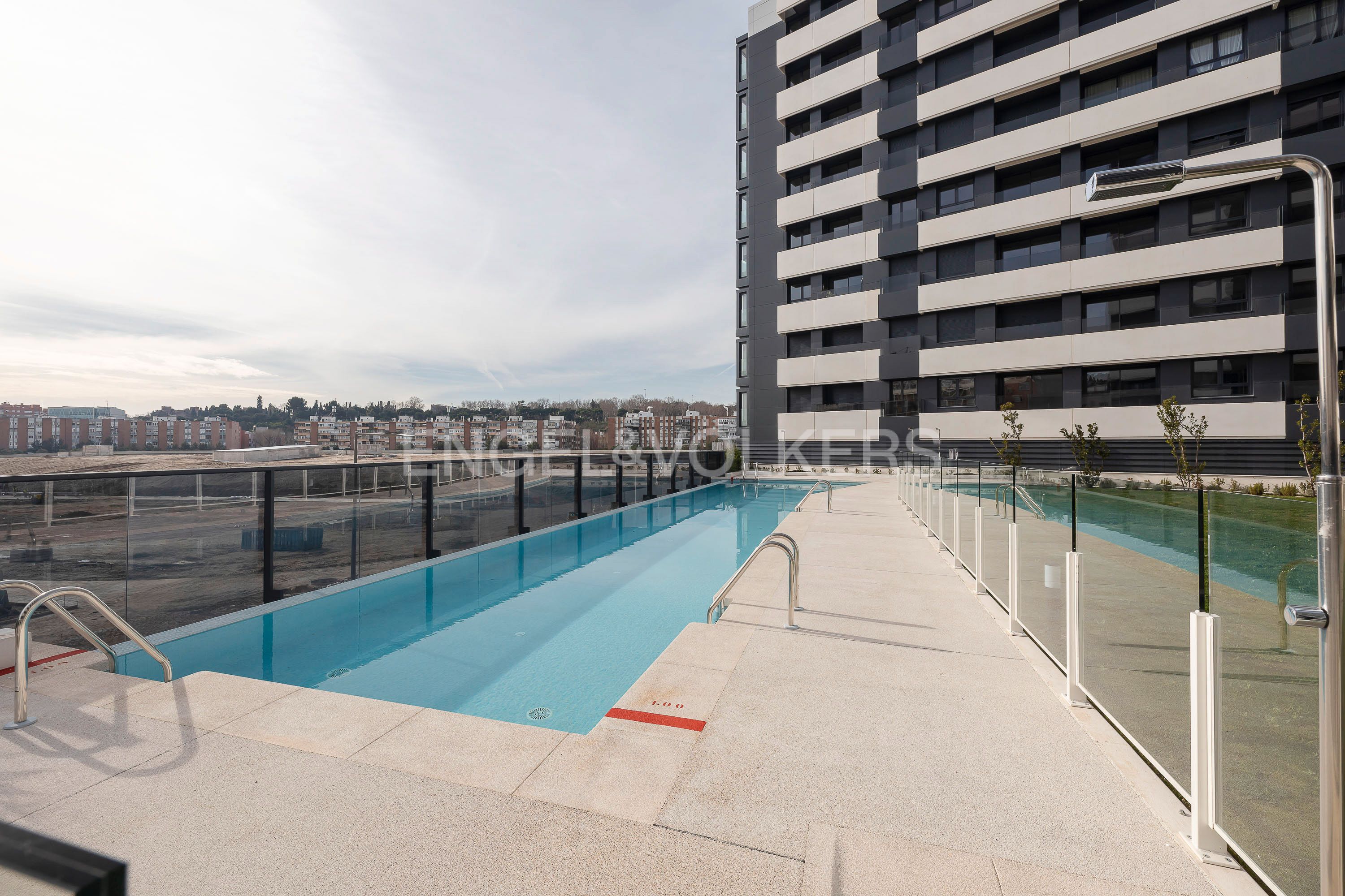 Swimming pool of Apartment for sale in  Madrid Capital  with Air Conditioner, Heating and Private garden