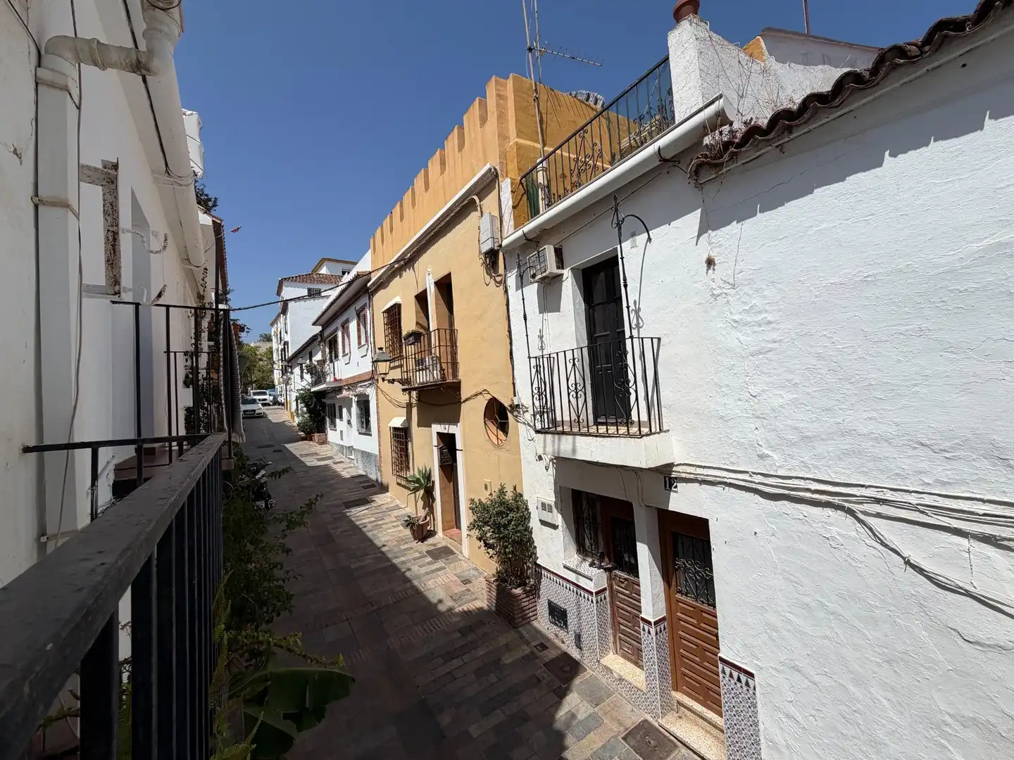 Vista exterior de Casa adosada en venda en Marbella amb Terrassa, Moblat i Balcó