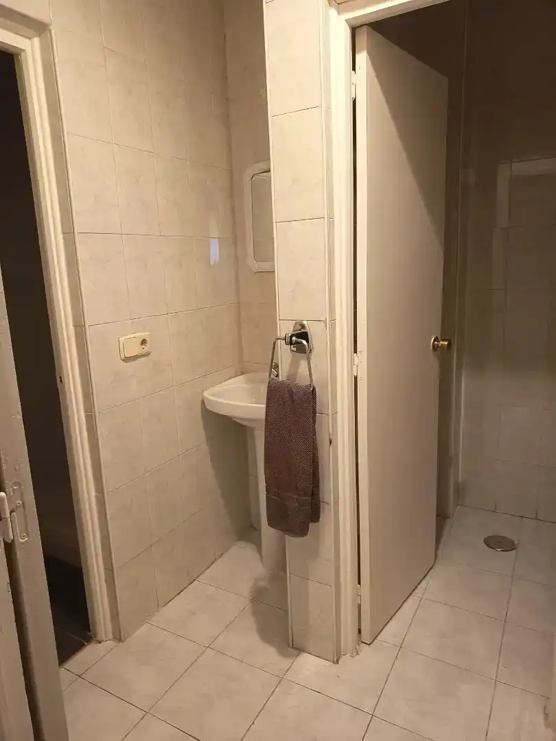 Badezimmer von Fabrikhallen zur Miete in Madrid