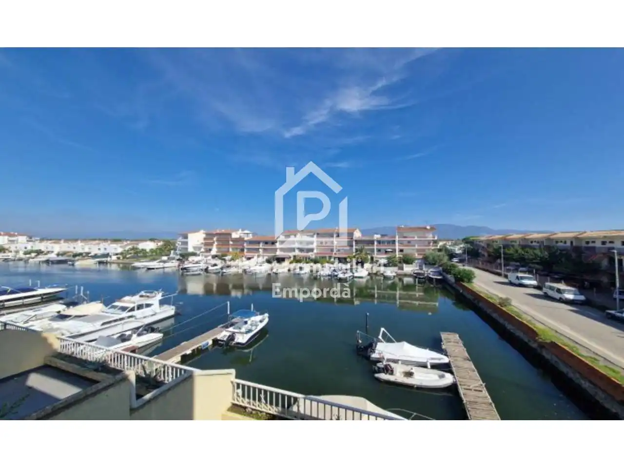 Außenansicht von Wohnungen zum Verkauf in Empuriabrava mit Klimaanlage und Terrasse