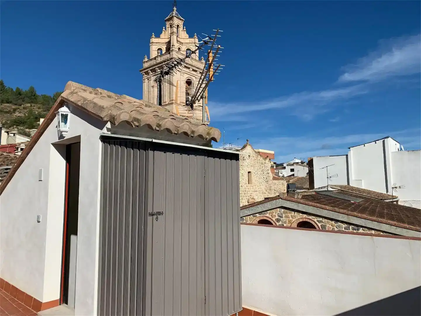 Außenansicht von Wohnung zum Verkauf in Gaibiel mit Klimaanlage und Balkon