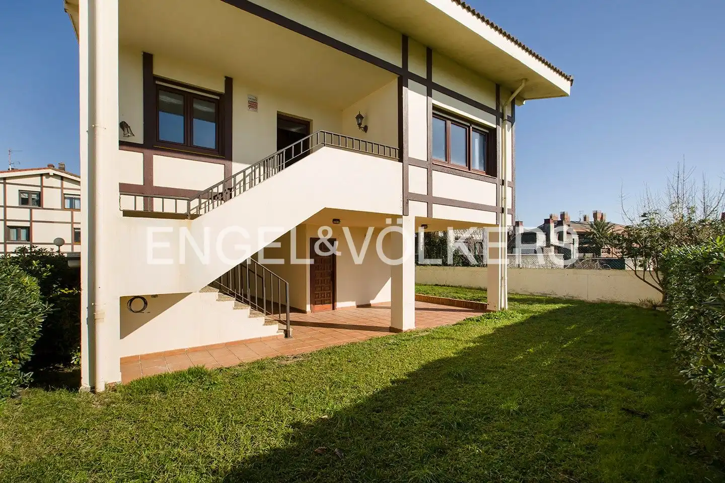 Vista exterior de Casa adosada en venda en Getxo  amb Calefacció, Jardí privat i Parquet