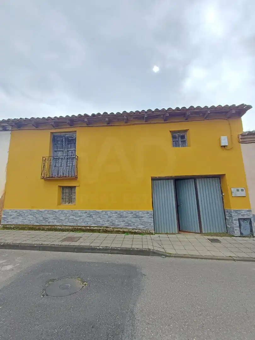 Vista exterior de Finca rústica en venda en Valverde de la Virgen amb Calefacció i Terrassa